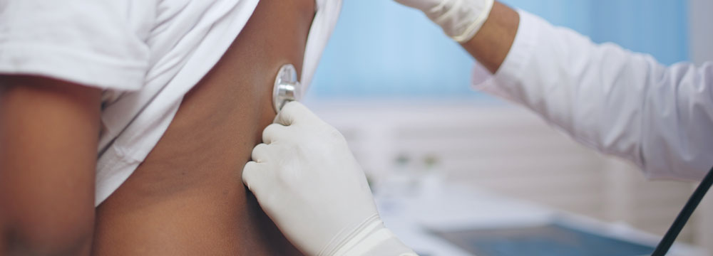 A new guideline on community-acquired pneumonia suggests limiting prescribing of antibiotics to three or four days in clinically stable outpatients with no underlying lung disease or other notable ris